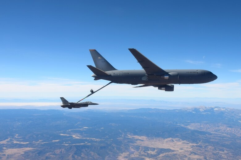 “Thùng xăng bay” KC-46 của Không quân Mỹ tiếp nhiên liệu trên không cho F-16